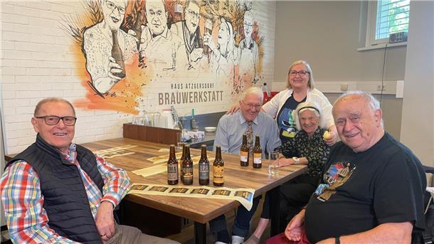 Auch das Etikettieren von Bier aus eigener Produktion zählt zu den Aufgaben im Altersheim.