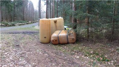 Auch das geht gar nicht: Unbekannte laden mehrere leere Öltanks bei Lehnstedt (Gemeinde Hagen) im Wald ab – nur ein Beispiel von vielen für illegale Müllentsorgung in diesen Tagen.