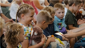 Auch das Klassentier „Eulalia“ der Ebersdorfer Eulenklasse bekam eine Schultüte. 