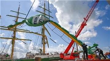 Sail-Segel der "Alex II" wird eingezogen.