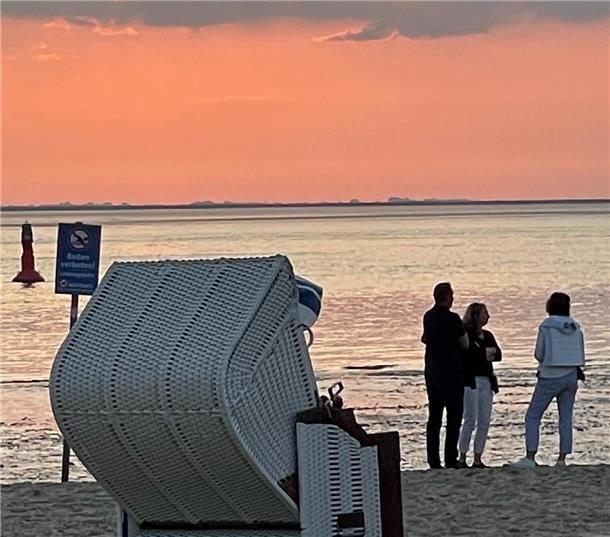 So magisch fotografieren unsere Influencer die Maritimen Tage Auch das sind Maritime Tage: Am Weserstrand in den Sonnenuntergang schauen. Fotografiert von Vivian Glade, in Instagram @vivgee.