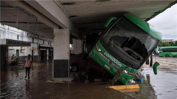 Auch der Busbahnhof der Stadt Poza Rica im Bundesstaat Veracruz stand unter Wasser.