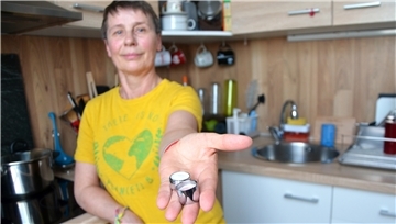 Auch der Einbau sogenannter Perlatoren zum Wassersparen, die Luisa Wendel-Neue hier zeigt, gehört zum Stromspar-Check dazu.