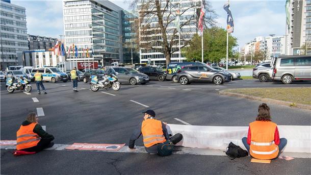 Katz und Maus fürs Klima? Aktivisten blockieren in Berlin Auch der Ernst-Reuter-Platz wird von den Klimaaktivisten der Gruppe Letzte Generation am Morgen blockiert.