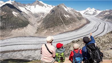 Auch der Große Aletschgletscher, der größte und längste Gletscher der Alpen in der Schweiz, verliert rasant an Fläche. 
