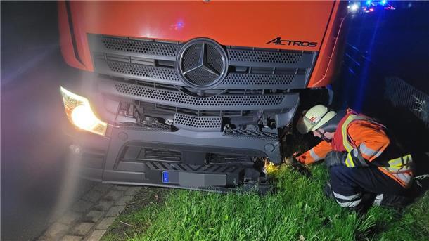 Kollision mit Lkw: Pkw-Fahrer in Wittorf schwer verletzt Auch der LKW wurde stark beschädigt.