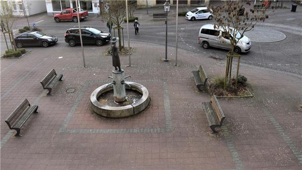  Auch der Rathausvorplatz wird durch weitere Bäume, Bänke mit Tischen, eine kleine Versorgungsstation für Wasser und Strom für temporäre Verkaufsstände und den Austausch der Fahrradständer aufgewertet. Diese Arbeiten erfordern jedoch keine Vollsperrung der Mattenburger Straße.
 