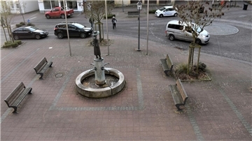  Auch der Rathausvorplatz wird durch weitere Bäume, Bänke mit Tischen, eine kleine Versorgungsstation für Wasser und Strom für temporäre Verkaufsstände und den Austausch der Fahrradständer aufgewertet. Diese Arbeiten erfordern jedoch keine Vollsperrung der Mattenburger Straße.
 