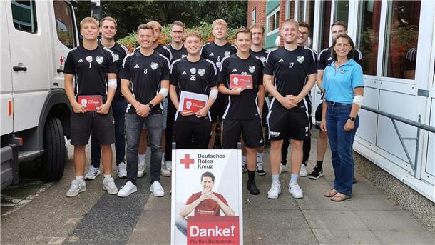 Gruppenfoto einer Fußballmannschaft bei einem Blutspendetermin. Auch der SV Ippensen/Wohnste folgte geschlossen dem Aufruf und spendete in Klein Meckelsen. Dort betreute Martina Wichern das Blutspendeteam.