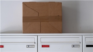 Auch DHL hat seinen Paketdienst in die USA deutlich eingeschränkt. (Archivbild)