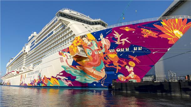 Auch die auffällige Bemalung des Schiffes wird verschwinden - in Bremerhaven ist für die Arbeiten aber kein Dock groß genug.