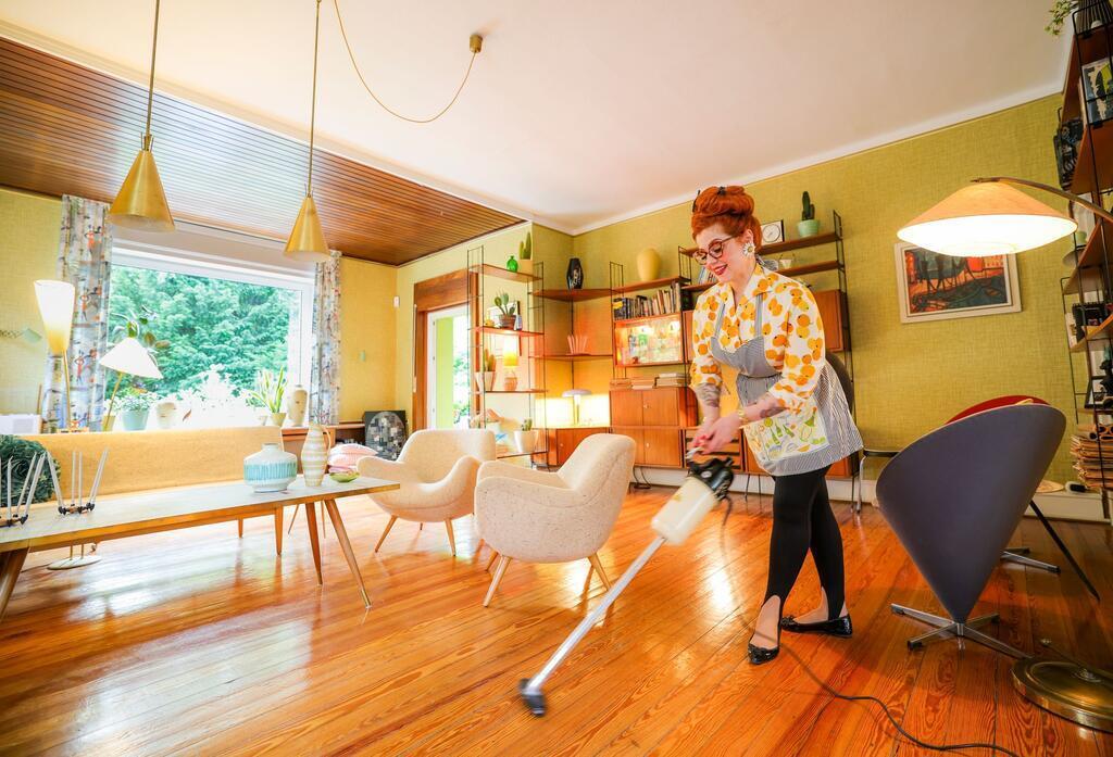 60er-Leben mit Röhrenfernseher und Wählscheibentelefon Auch die Elektrogeräte sind viele Jahrzehnte alt, funktionieren aber.