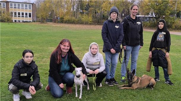 Neues Angebot im Ganztagsunterricht der Hauptschule Bremervörde Auch die „Hundeschule S-B-T Nord“ aus Basdahl kam in die Bremervörder Schule, um den Schülerinnen und Schülern den richtigen Umgang mit Hunden näherzubringen.