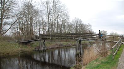 Auch die Kanalbrücke in Höhe der Seebeckstraße in Bad Bederkesa wird verschwinden. Sie ist marode. Im Laufe des Sommers soll sie durch eine moderne Stahlkonstruktion ersetzt werden. Die Bauzeit beträgt voraussichtlich acht bis zehn Wochen. Spaziergänger werden während dieser Zeit einen Umweg in Kauf nehmen müssen, um auf den Seerundweg zu gelangen.