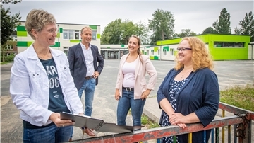 Auch die Leherheider Heidjerschule gehört zu den ganz großen Schul-Sanierungsbrocken der Stadt. Jetzt ist die energetische Fassade endlich fertig, glücklich macht das (von links): Seestadt-Architektin Tanja Schmitz, Holger Schneeberg (Technischer Betriebsleiter), Nathalie Lemken (Abteilungsleiterin Hochbau) und die Schuldirektorin Inga Eifeld. Foto Hartmann