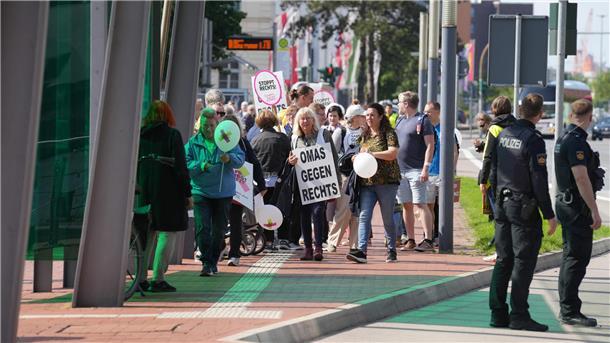 Eine Frau in einer Demo trägt ein Schild mit „Omas gegen Rechts“ .