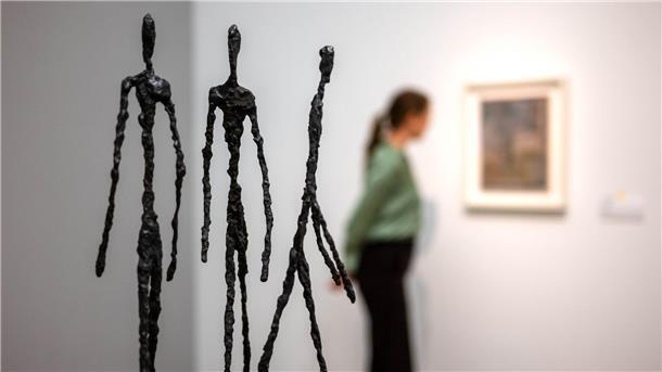Auch die Skulptur „Drei schreitende Männer“ ist in der Ausstellung „Alberto Giacometti. Das Maß der Welt“ in der Kunsthalle Bremen zu sehen.