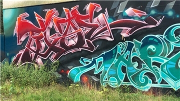Graffiti auf einer Wand.