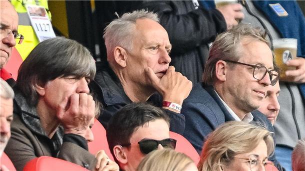 Freiburger Kunstschütze Grifo verdirbt Eintracht den Abend Auch die Trainer-Legenden Joachim Löw (l.) und Christian Streich (M.) waren im Stadion.
