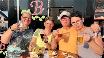 Vier Personen trinken und essen etwas