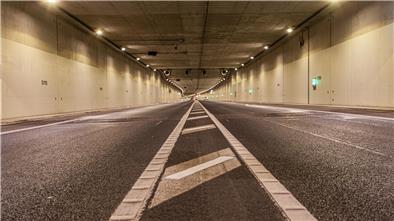 Mittellinie im leeren Tunnel.