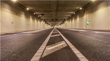 Mittellinie im leeren Tunnel.