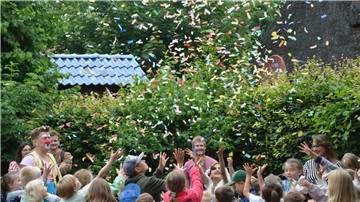 Auch ein riesiger Konfetti-Regen gehörte zum Oereler Sommerfest.