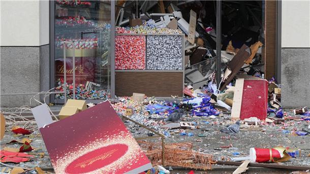 „Regelrechter Tsunami“ - Riesenaquarium in Berlin geplatzt Auch ein Süßwarengeschäft in dem Hotel ist betroffen.
