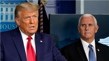 Auch Ex-US-Vize Mike Pence (r) stand im Visier der Angreifer beim Sturm auf das Kapitol. Eine Anklage gegen Ex-US-Präsident Donald Trump lehnt er allerdings ab.