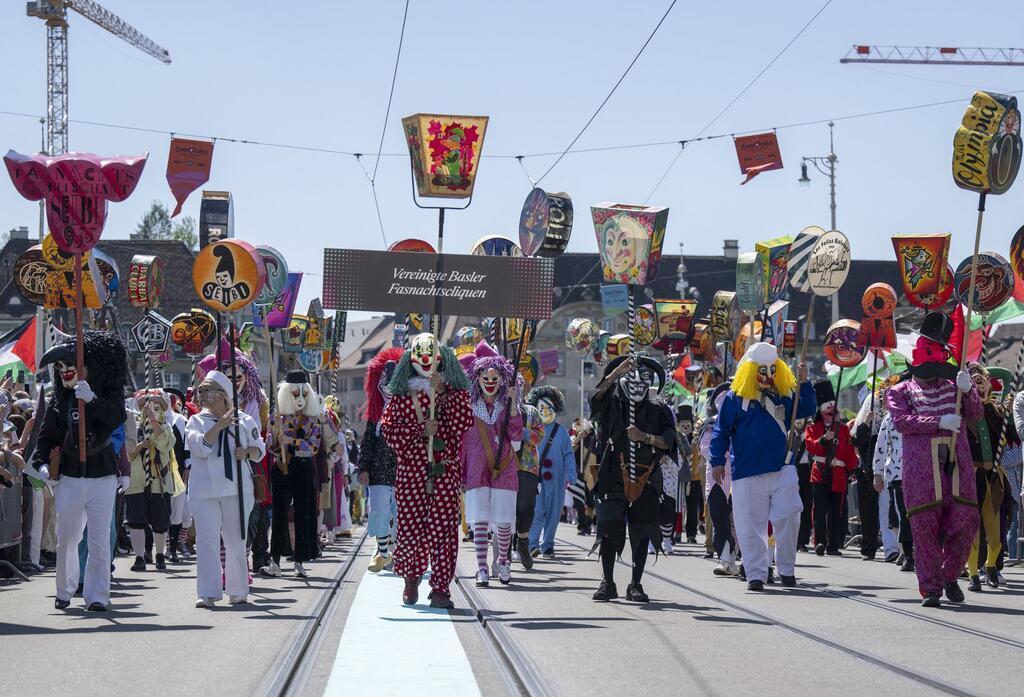 Auch Fasnächtler begleiten die Delegationen auf der Parade durch die Stadt.