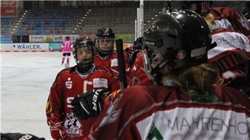 Auch Frauen haben Spaß beim Eishockey. Der Girls Day ist eine tolle Werbeaktion.