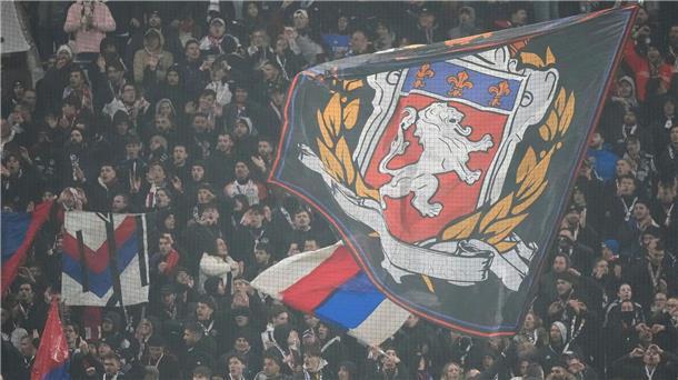 Zwangsabstieg für Frankreichs Ex-Serienmeister Lyon Auch für die Fans ein harter Schlag: Zwangsabstieg für Lyon.