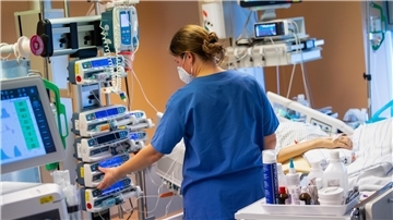 Auch für die Mitarbeiter der Helios-Klinik gibt es jetzt keine Maskenpflicht mehr. Das Tragen von Atemschutzmasken im Umgang mit vulnerablen Personen oder bei sonstiger infektionshygienischer Notwendigkeit wird fortgeführt.
