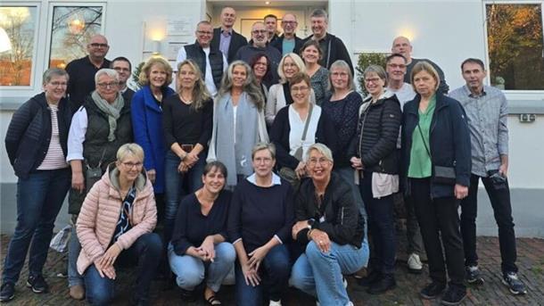 Ehemalige Schüler der Realschule Rodenkirchen trafen sich nach 40 Jahren wieder Das Foto zeigt die Teilnehmer des Klassentreffens.