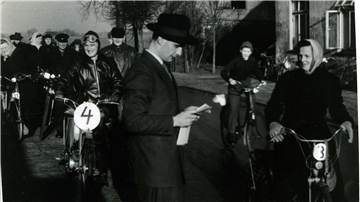 Auch fürs Moped und Motorrad war ein Führerschein notwendig. Der Herr mit Hut ist Fahrlehrer Harmdieks. Das Bild stammt aus dem Jahr 1956.