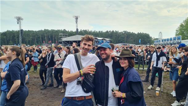 Auch Fynn Kliemann ist auf dem Hurricane Festival und schaut sich das Konzert von Tom Odell an.