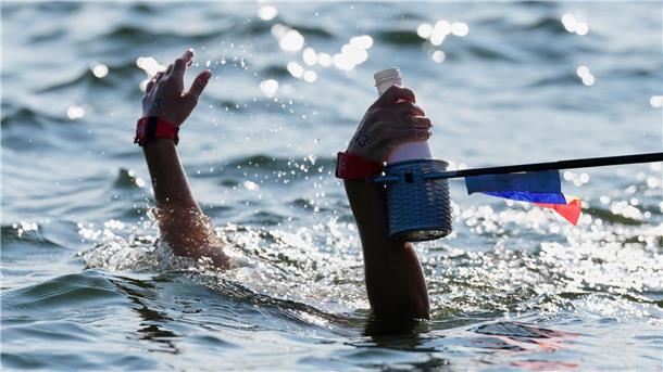 Völlig entkräftet im Wasser: Hitze prägt Freiwasserrennen Auch Getränke halfen nicht jeder Schwimmerin ausreichend.