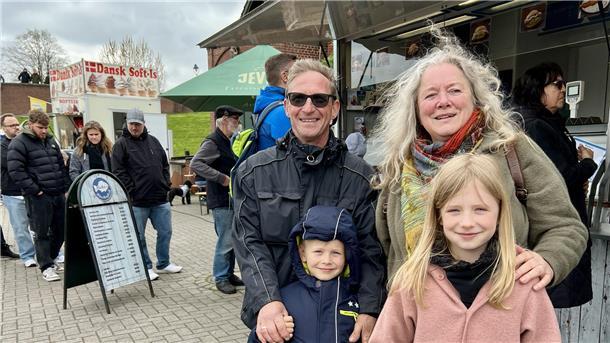 Das Foto ist beim Fischmarkt in Fedderwardersiel entstanden. Es zeigt im Vordergrund zwei Großeltern mit ihren Enkelkindern.