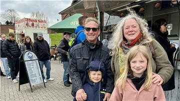 Das Foto ist beim Fischmarkt in Fedderwardersiel entstanden. Es zeigt im Vordergrund zwei Großeltern mit ihren Enkelkindern.