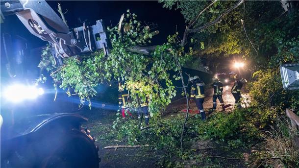 Verletzte nach heftigen Unwettern im Süden und Westen Auch im bayerischen Unering rückte die Feuerwehr aus.