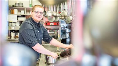 Auch im Restaurant Natusch – hier im Bild Koch-Azubi Nico Reysen – wird die Küche wieder heiß.