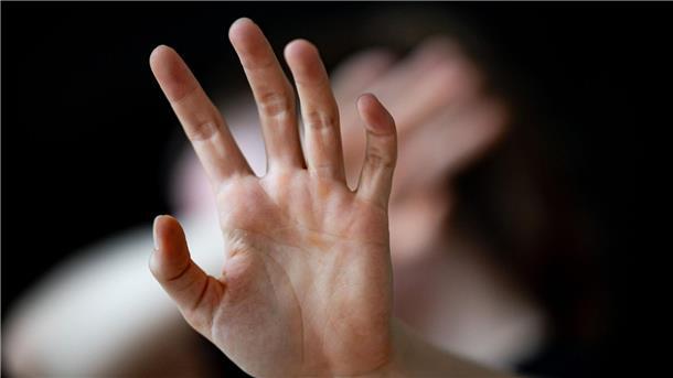 Auch im vergangenen Jahr waren bei häuslicher Gewalt 75,6 Prozent der Tatverdächtigen männlich. Mit 79,2 Prozent waren die Opfer von Partnerschaftsgewalt überwiegend Frauen, 20,8 Prozent der Betroffenen waren männlich. (Symbolbild)