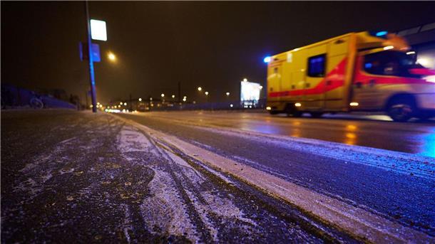 Auch in Berlin waren Gehwege und Straßen über Stunden teilweise vereist. Die Feuerwehr sprach von einem Ausnahmezustand.