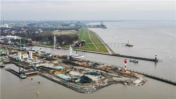 Auch in Brunsbüttel ist ein Terminal zur Anlandung von Flüssiggas geplant. Das Areal in der Bildmitte (links hinter dem Grünland) ist dafür vorgesehen.