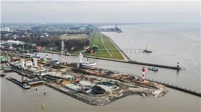 Auch in Brunsbüttel ist ein Terminal zur Anlandung von Flüssiggas geplant. Das Areal in der Bildmitte (links hinter dem Grünland) ist dafür vorgesehen.