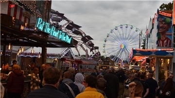 Menschen auf dem Rodenkircher Markt.