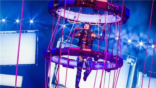 Katy Perry beginnt Deutschland-Tour in Hannover Auch in den anderen Städten soll der Popstar wie in Hannover in einer akrobatisch anspruchsvollen Show an Drahtseilen durch die Luft fliegen und auf einer metallischen Kreatur reiten.