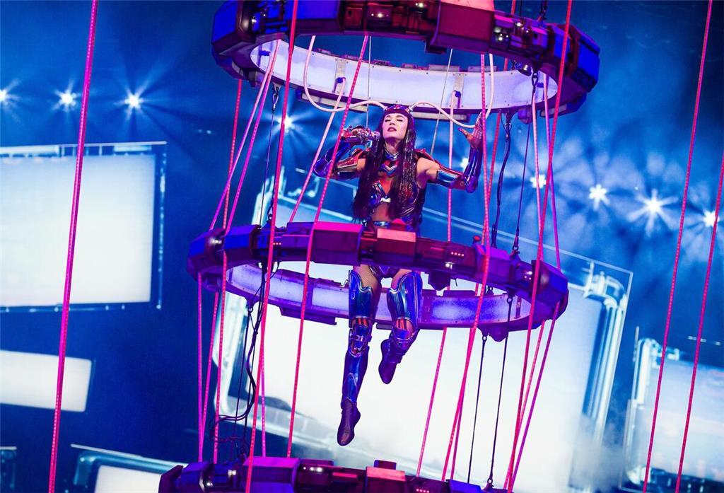 Katy Perry beginnt Deutschland-Tour in Hannover Auch in den anderen Städten soll der Popstar wie in Hannover in einer akrobatisch anspruchsvollen Show an Drahtseilen durch die Luft fliegen und auf einer metallischen Kreatur reiten.
