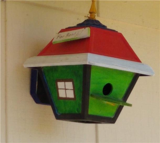 Vogelgezwitscher beim Morgenkaffee Auch in den neuen Vogelhäuschen fühlen sich die tierischen Gartenbewohner wohl.
