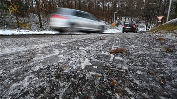 Auch in der Nacht bleiben Deutschlands Straßen im eisigen Griff der Kälte. Eine Entwarnung vor der Glätte ist vorerst nicht in Sicht (Archivbild).